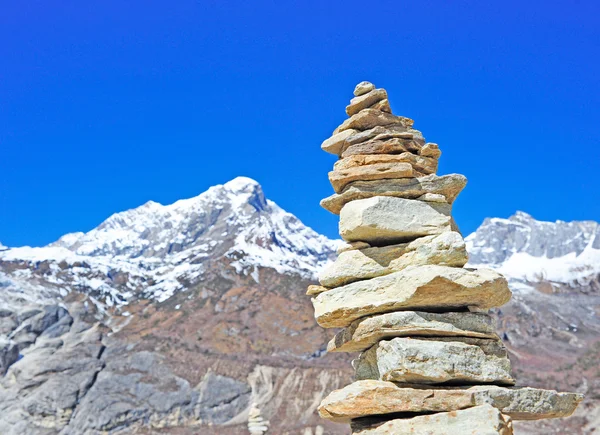 Himalaya dağ manzarası ile taş kule — Stok fotoğraf