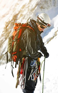 Yalnız bir dağcı zirveye ulaşan