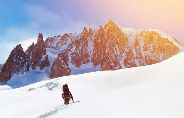 Deporte extremo. Senderistas solitarios en las montañas de invierno — Foto de Stock