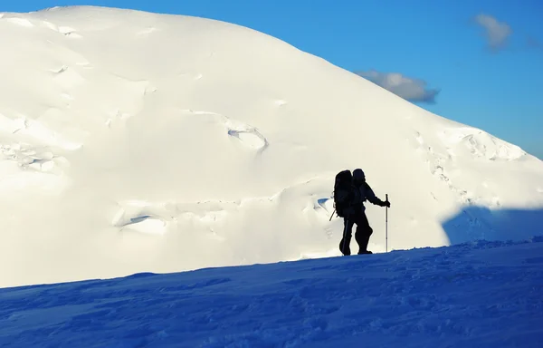Yalnız bir dağcı zirveye ulaşan — Stok fotoğraf