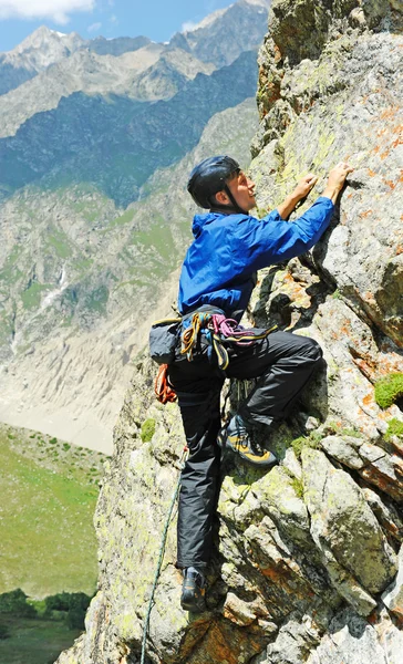 一个孤独的登山者到达山顶 — 图库照片