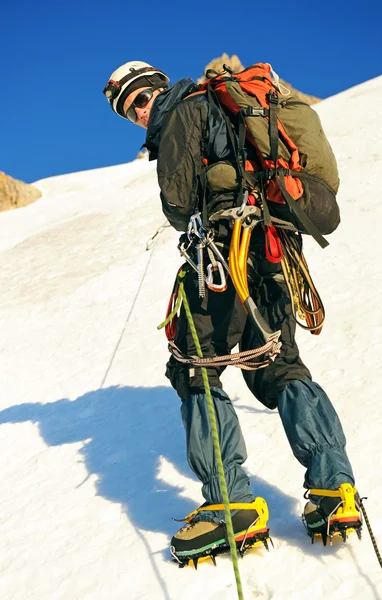 Одинокий альпинист достигает вершины — стоковое фото
