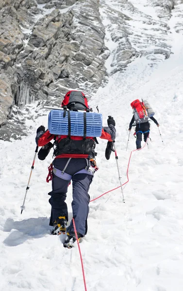 Groupe de randonneurs en montagne — Photo