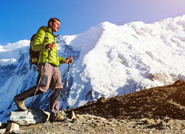 Adam bir dağda, Nepal hiking — Stok fotoğraf