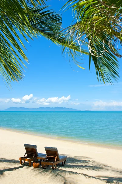 Liegestühle am Strand am Meer — Stockfoto