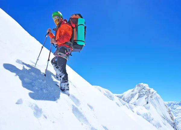 Wandelaar op de trek in de Himalaya — Stockfoto