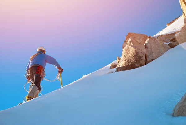 在冰雪地上高山登山者余额 — 图库照片