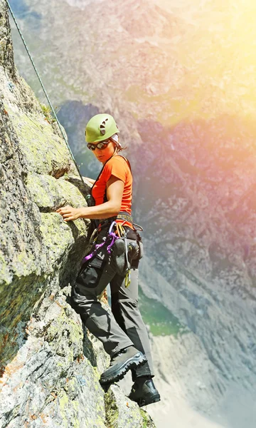 O alpinista durante a conquista da rocha — Fotografia de Stock