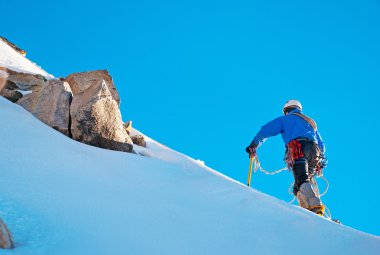 Dağcı dağın zirvesine ulaşır. Tırmanma ve dağcılık sporu. Nepal Dağları.