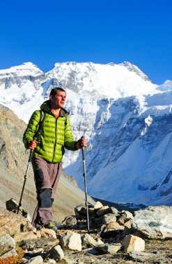 Adam bir dağda, Nepal hiking