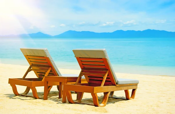 Cadeiras na bela praia de areia perto do mar — Fotografia de Stock