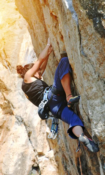 O alpinista durante a conquista da rocha — Fotografia de Stock