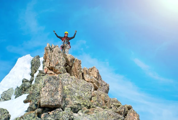 Der Bergsteiger auf dem Gipfel. Aktives Sportkonzept — Stockfoto