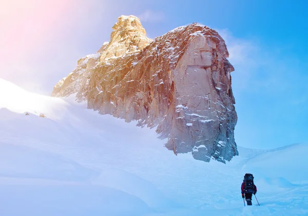 Adam fiyatı yüksek Himalaya dağlarında Nepal doğa yürüyüşü — Stok fotoğraf