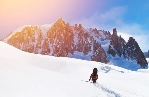 Desporto Extremo. Caminhantes solitários nas montanhas de inverno — Fotografia de Stock