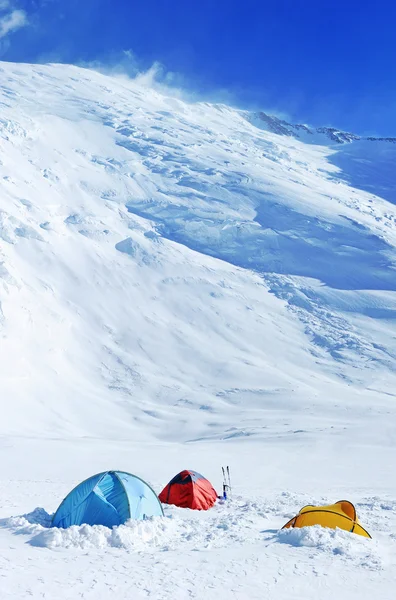 Tiendas en el glaciar en las altas montañas —  Fotos de Stock