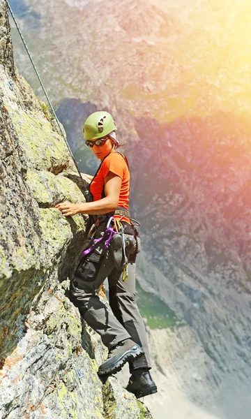 O alpinista durante a conquista da rocha — Fotografia de Stock