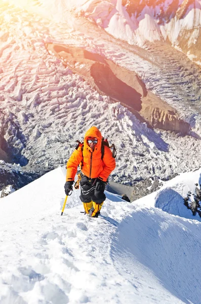 Vandrare i vinter bergen. Aktiv sport koncept — Stockfoto