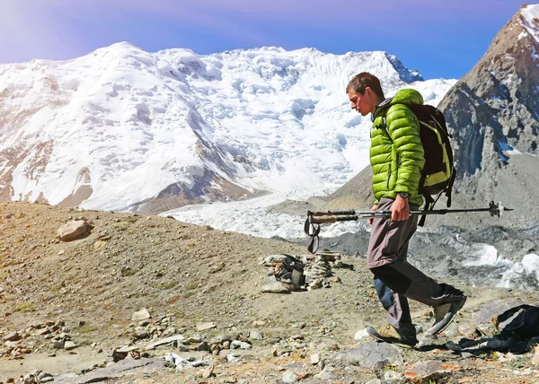 Piesze wędrówki w górach Himalajach. Pojęcie aktywnego sportu — Zdjęcie stockowe