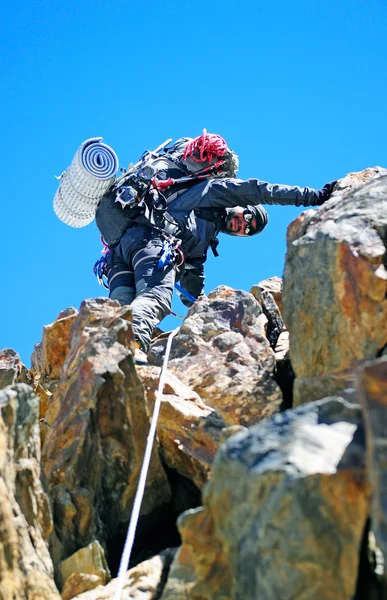 Climbing in Himalaya mountains. Extreme sport concept — Stock Photo, Image