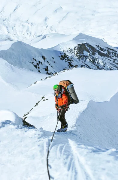 ヒマラヤ山脈でのハイキング。極端なスポーツ コンセプト — ストック写真