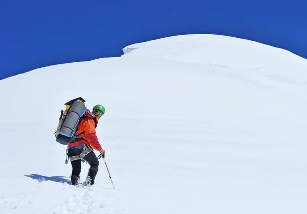 在孤峰上的登山者 — 图库照片