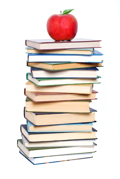 Torre de libros con manzana aislada en blanco — Foto de Stock