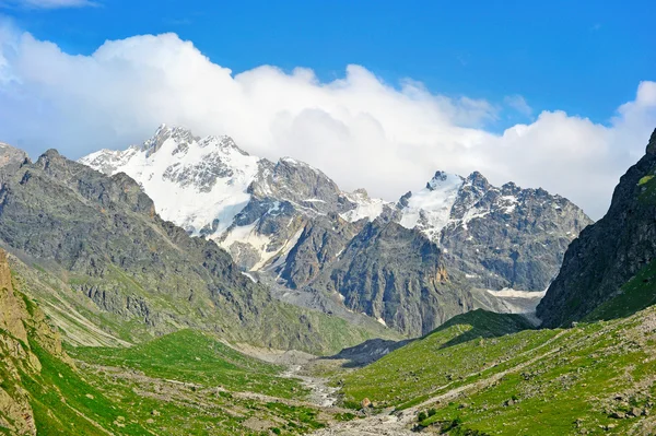 Yatay, dağlar, ağaçlar ve Nehri — Stok fotoğraf