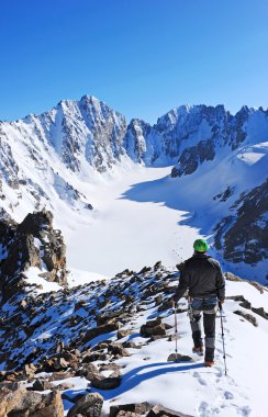yüksek dağ tepe tırmanmaya dağcı