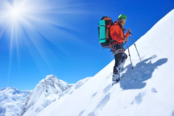 Turysta w górach śnieg — Zdjęcie stockowe