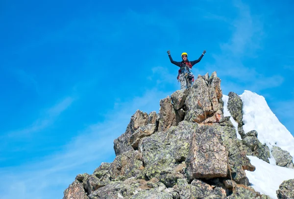 Escursionista sulla cima di una roccia — Foto Stock