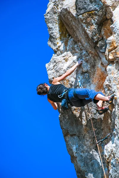 Junge Frau klettert in den Dolomiten, Italien — Stockfoto