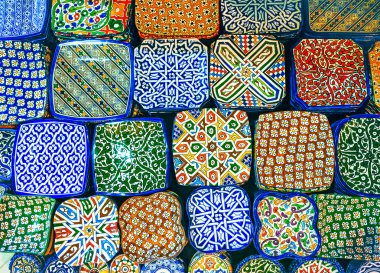 Geleneksel Arapça renkli süslü tabaklar vurdu el işi, bir