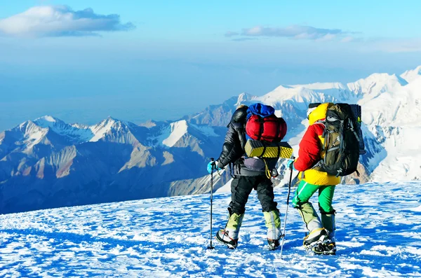 Bergbeklimmer klim naar de hoge bergtop — Stockfoto