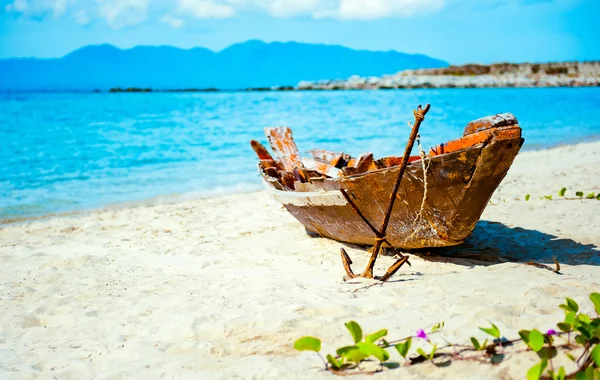 Velho barco de pescador com âncora na praia — Fotografia de Stock