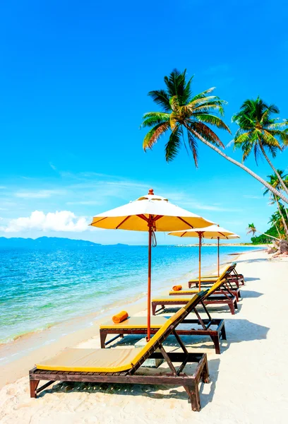 Liegestühle am Strand in der Nähe mit Meer — Stockfoto