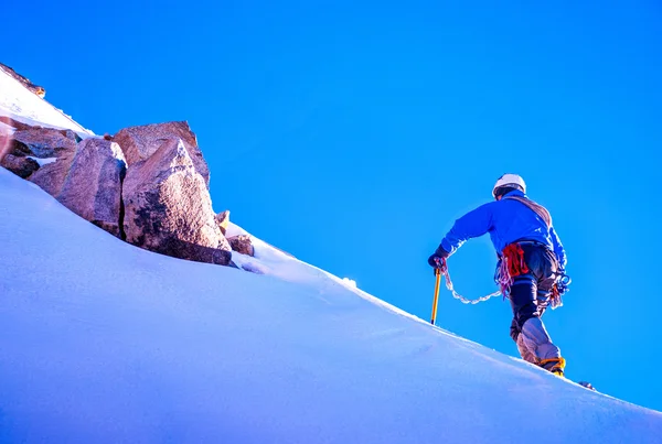 Alpine climber balances on the ice snowfield — Stock Photo, Image