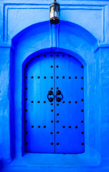 Старая деревянная дверь в Шефшауэн, Марокко, Африка — стоковое фото