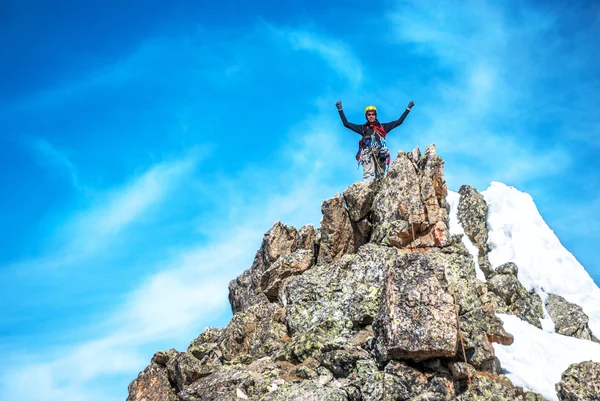 Ein Bergsteiger auf dem Gipfel — Stockfoto