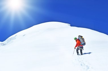 Himalaya dağlarında yürüyüş