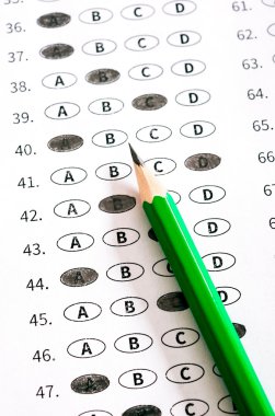 yanıtlar ve kalem ile test puanı levha