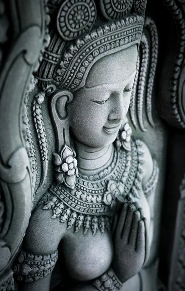Estátua de mulher na parede no templo antigo na Tailândia . — Fotografia de Stock
