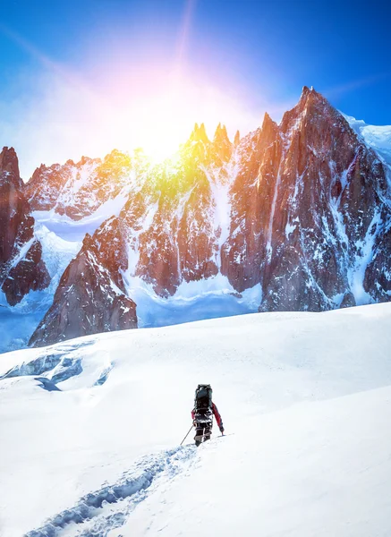 Turista con una mochila y panorama de montaña . — Foto de Stock