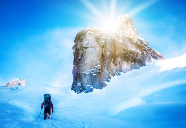 turistik bir sırt çantası ve dağ manzara