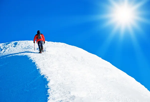 Un escalador que llega a la cumbre — Foto de Stock