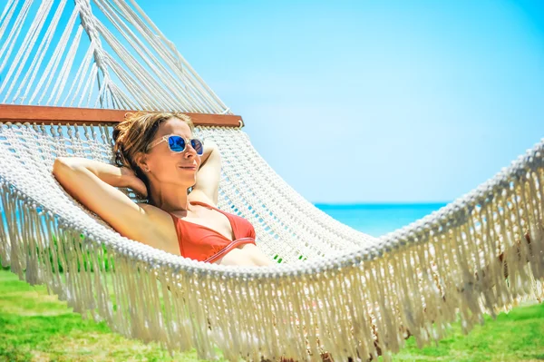 Junge Dame in der Hängematte am Strand — Stockfoto