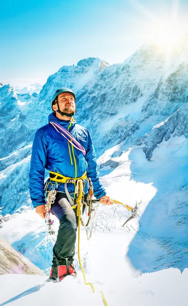 Альпинист на вершину — стоковое фото