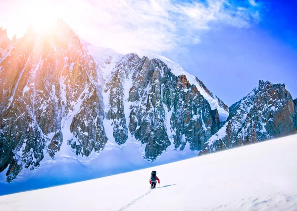 Randonneurs dans les montagnes d'hiver — Photo