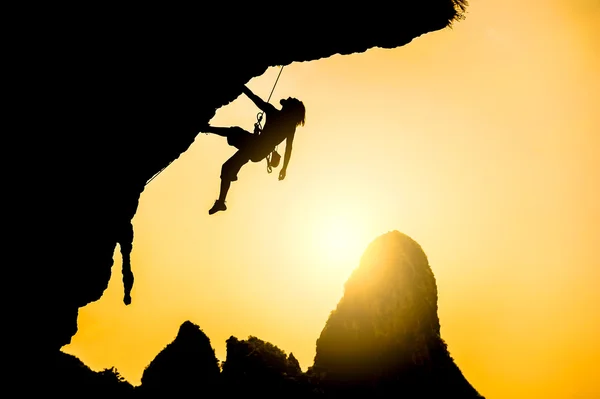 Extreme sport. de rock-climber tijdens rock verovering — Stockfoto