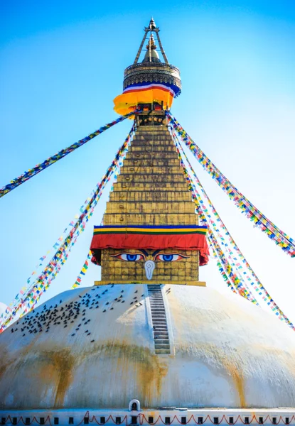 Buddyjska stupa w górach, Manaslu regionu, Nepal — Zdjęcie stockowe